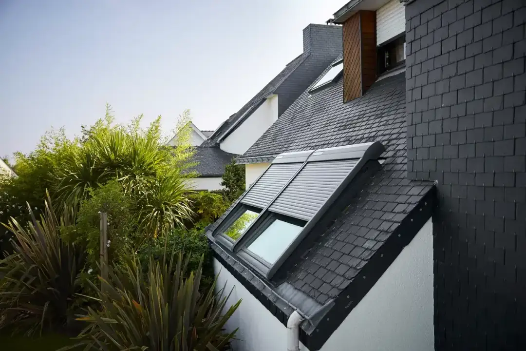 Żaluzje zewnętrzne dachowe: Jakie są funkcjonalność i styl?