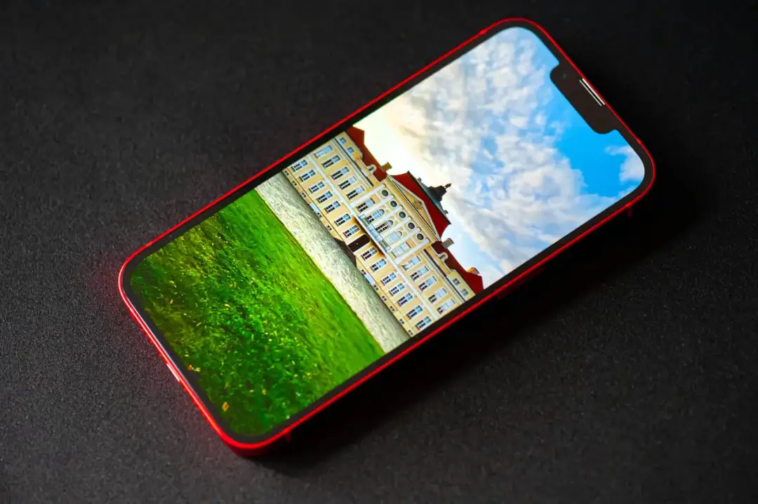 IPhone 13 ekran ile cali: poznaj szczegóły i wyjątkowe cechy