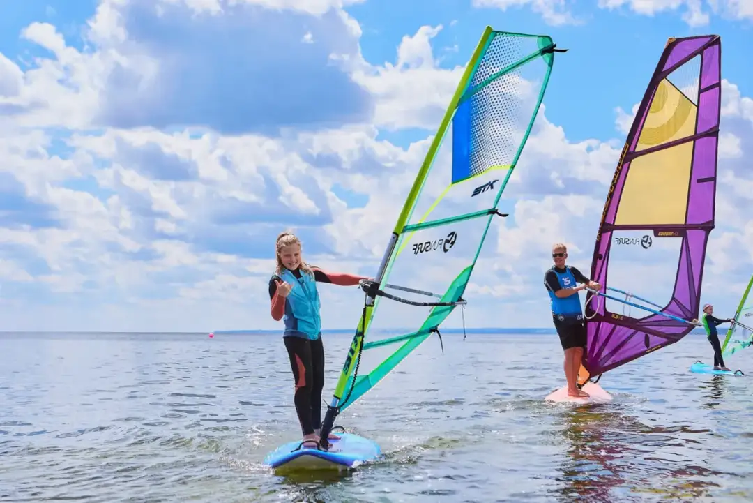 Ile kosztuje windsurfing? Ceny lekcji, kursów i wynajmu sprzętu