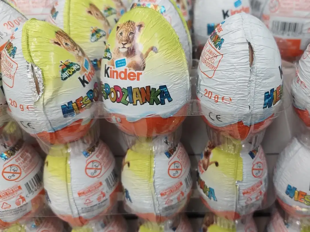 Ile kosztuje kinder niespodzianka w biedronce? Zaskakujące ceny i promocje!