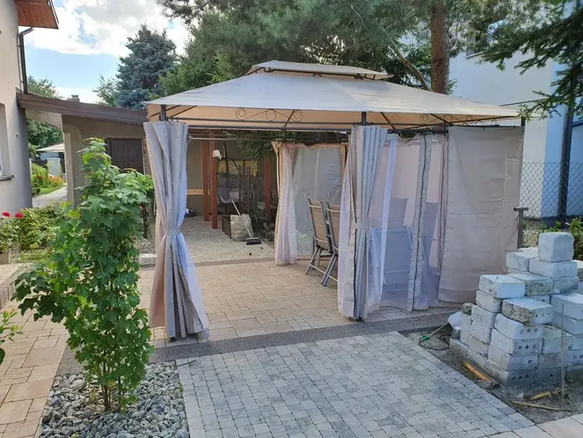 Ile kosztuje wybudowanie altanki na działce? Sprawdź, co wpływa na cenę