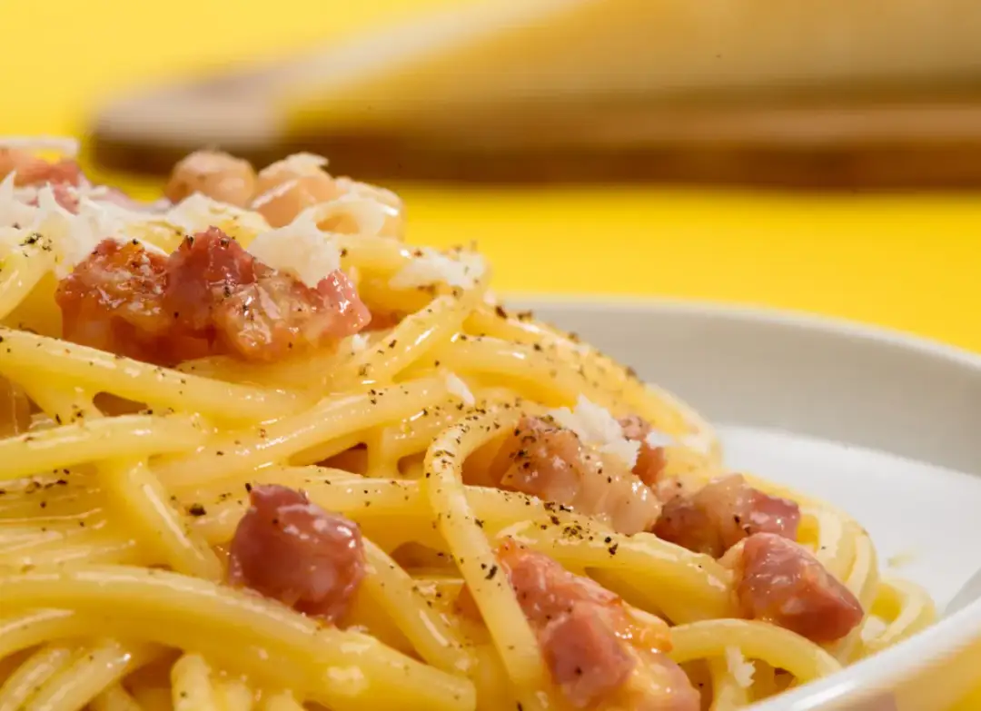 Pyszne spaghetti carbonara z guanciale i startym serem. Czy grana padano nadaje się do carbonary? Ten talerz sugeruje, że tak!