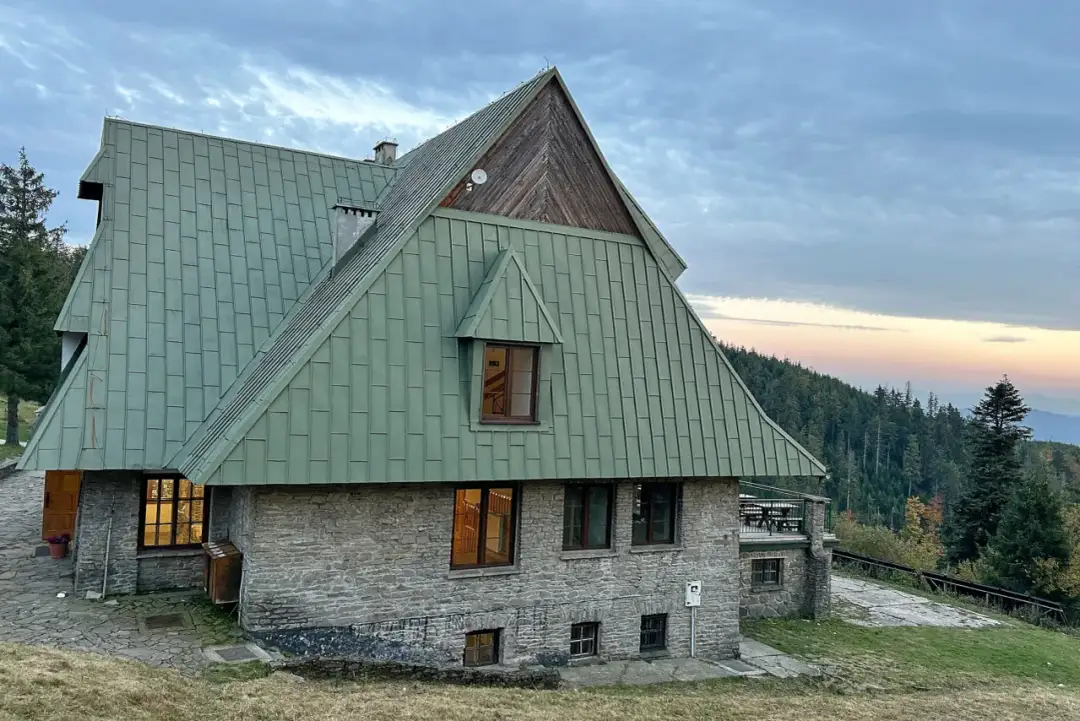 Bacówka pod Trójgarbem: Historia, kontrowersje i przyszłość schroniska