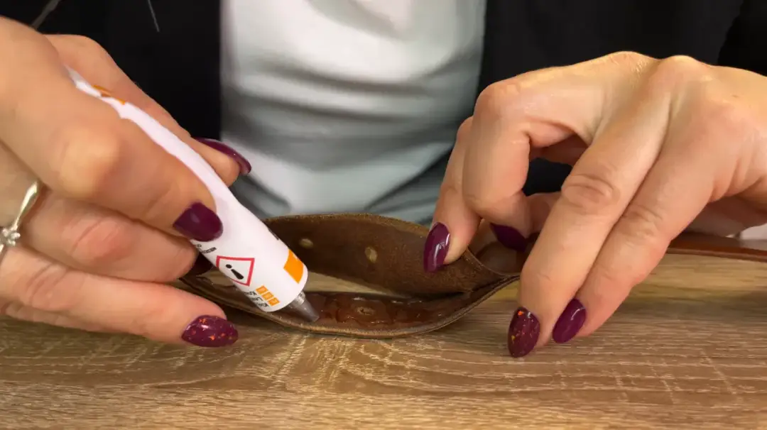 Trwała naprawa ekoskóry: Czym skleić i jak? Ekspert radzi.