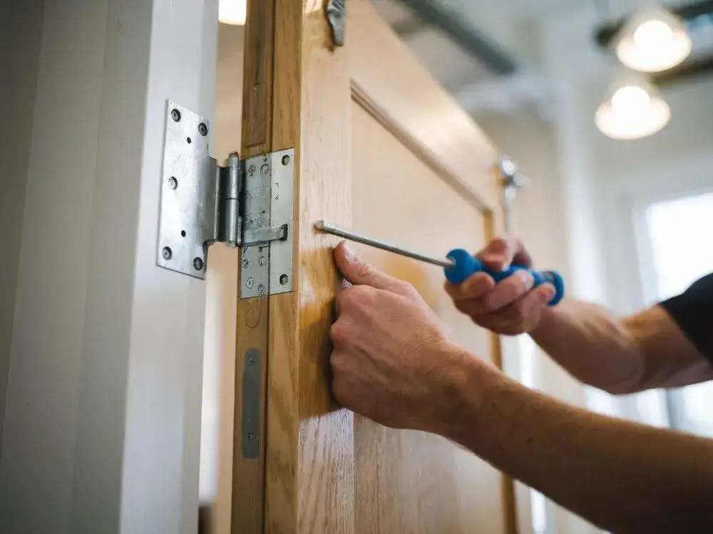 Jak zdjąć drzwi szafki z zawiasów bez problemów i uszkodzeń