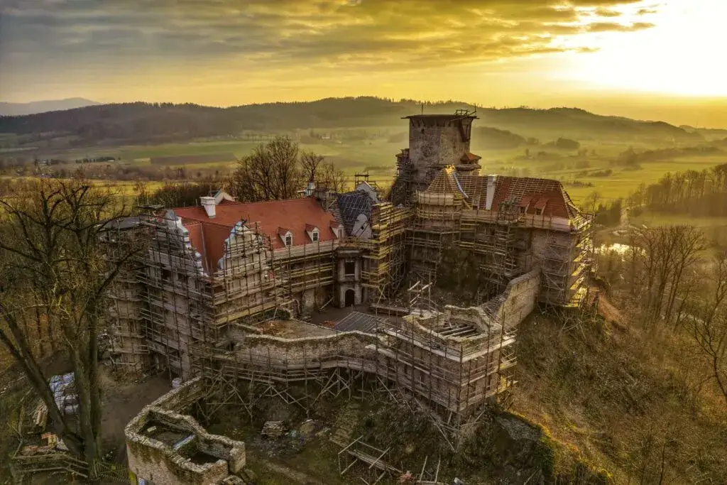 Zamek Niesytno w Płoninie - historia, tajemnice i aktualny stan