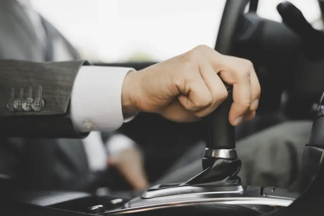 Na czym polega hamowanie silnikiem i jak uniknąć kosztownych błędów