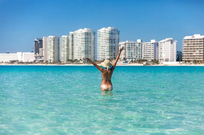 Ile trwa lot do Cancun? Poznaj czas lotu z Polski i przesiadki