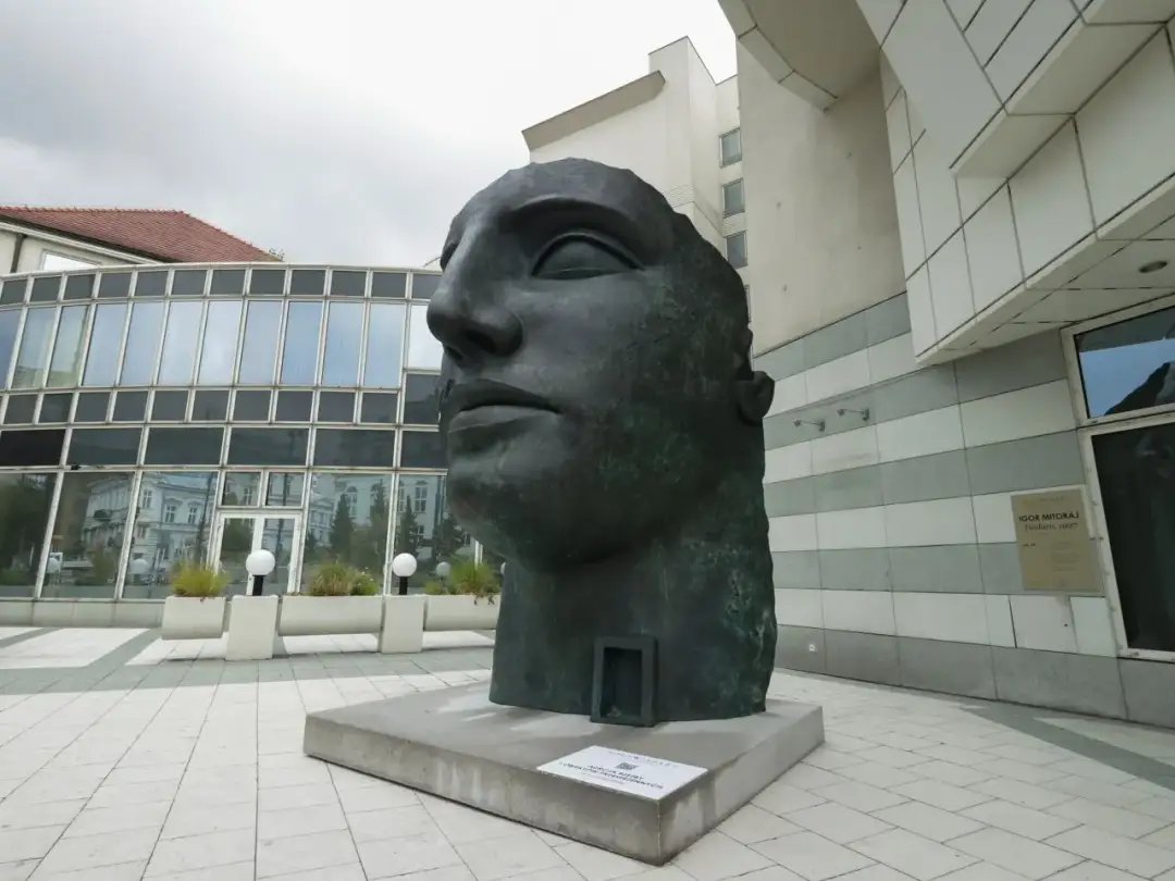 Rzeźby Mitoraja w Warszawie: Gdzie znaleźć Tindaro i inne?