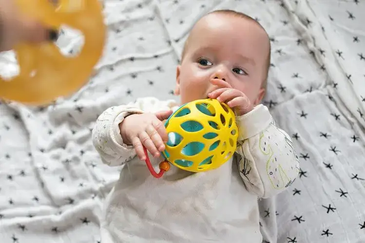 Jak ćwiczyć z niemowlakiem, by wspierać jego rozwój i radość