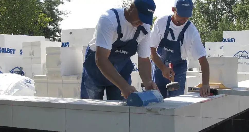 Jaki grzebień do betonu komórkowego wybrać, aby uniknąć błędów w murowaniu