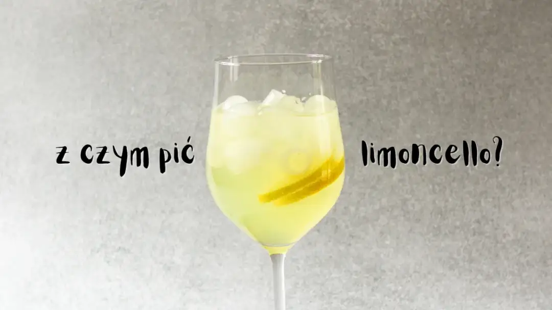 Z czym pić limoncello? Orzeźwiający drink z lodem i plasterkiem cytryny.