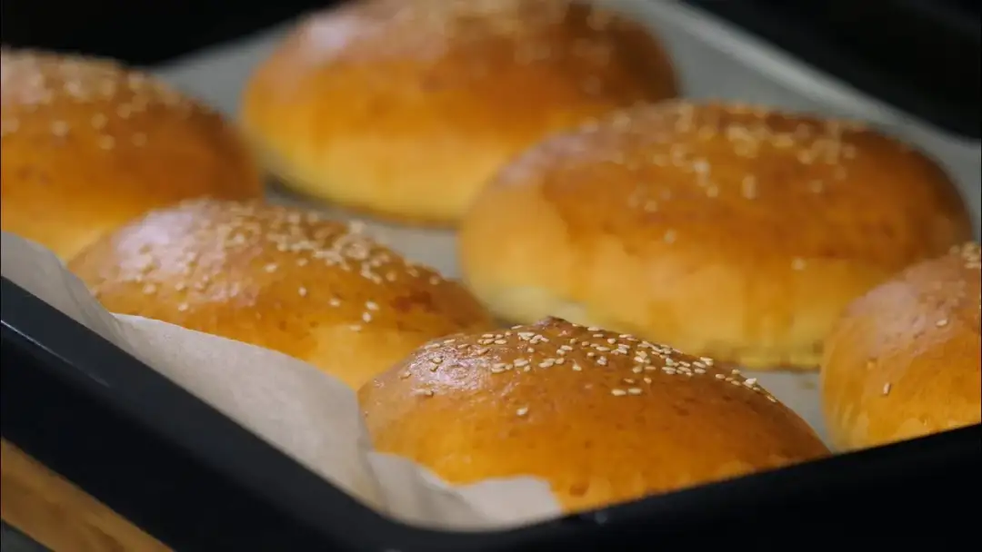 Jak podgrzać bułki do hamburgerów z Biedronki, by były idealne?