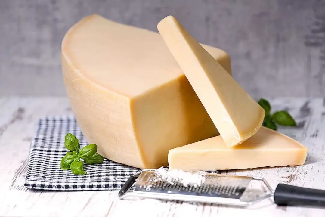 Parmezan ile dojrzewa i jak wpływa na smak sera? Dowiedz się!