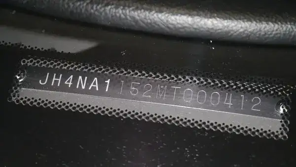 Gdzie dokładnie znajduje się numer OEM w samochodzie i jak go znaleźć?