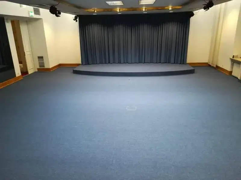 Jak usunąć plamy z wykładziny dywanowej - skuteczne metody i porady