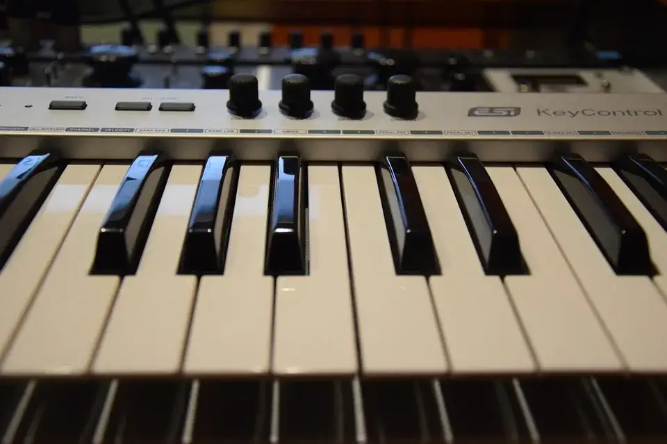 Czy keyboard to to samo co pianino? Oto kluczowe różnice, które musisz znać