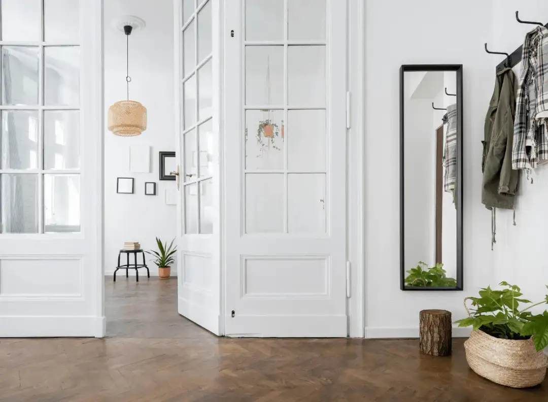 Jak przyciemnić szyby w drzwiach pokojowych i zyskać prywatność