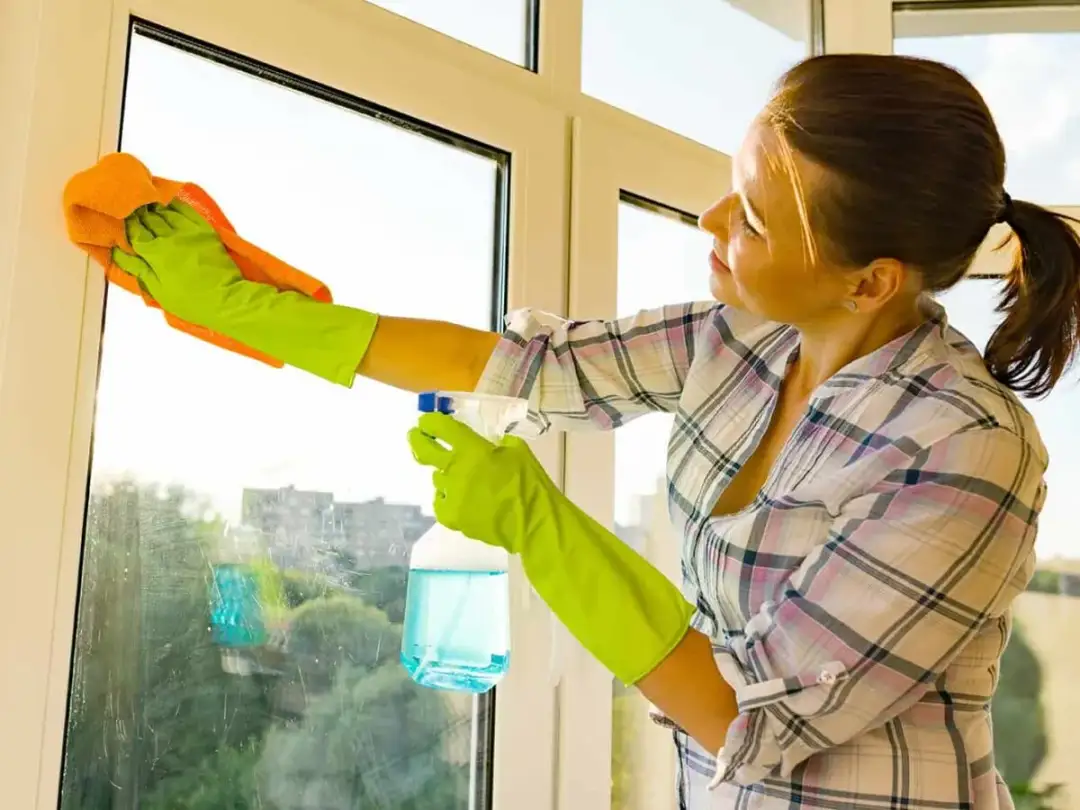 Skuteczne metody czyszczenia ram okiennych – wybierz najlepsze środki