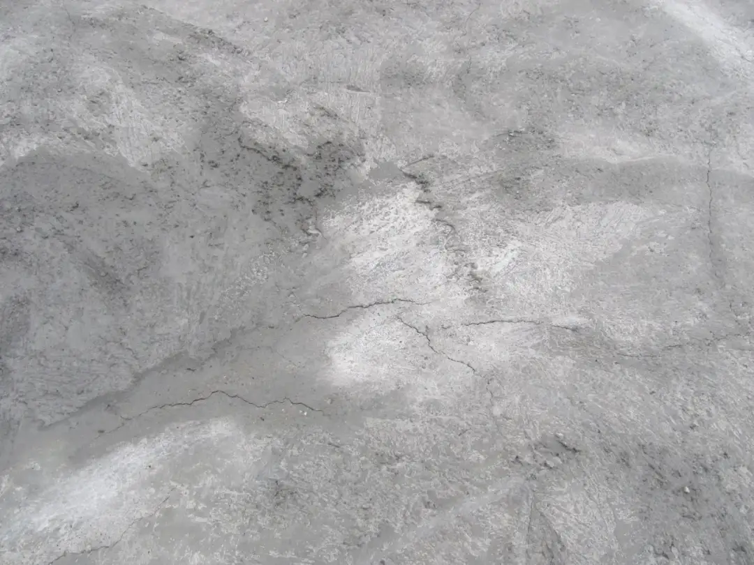 Ile czasu podlewać wylewki, aby uniknąć pęknięć i uszkodzeń?