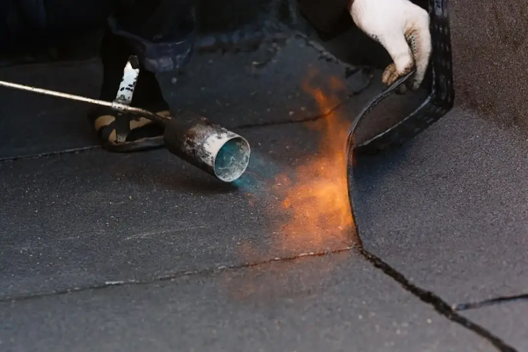 Jak zgrzewać papę - krok po kroku, narzędzia, warunki i bezpieczeństwo