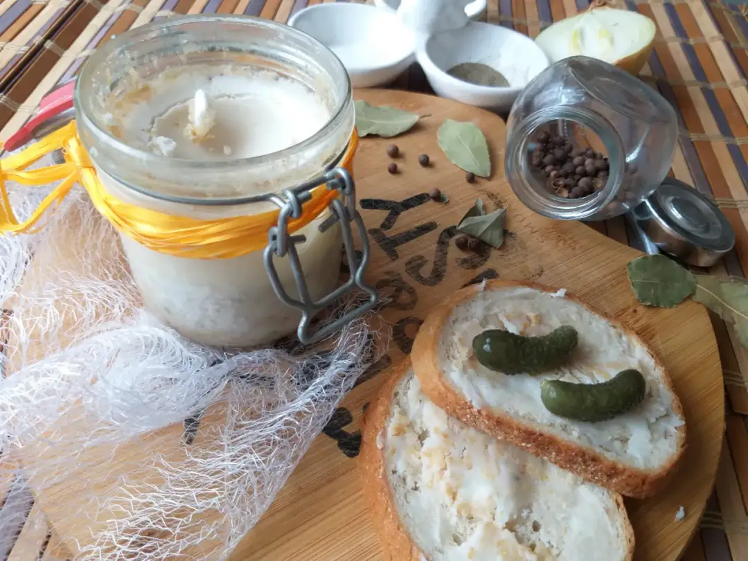 Niezbędne przyprawy do smalcu: przygotuj tradycyjny domowy smakołyk