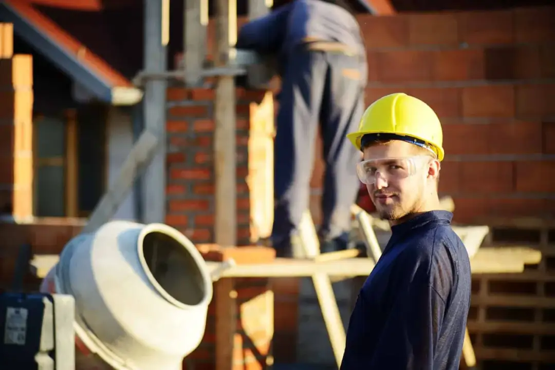 Ile betonu z betoniarki 150 litrów? Praktyczne zastosowania i porady