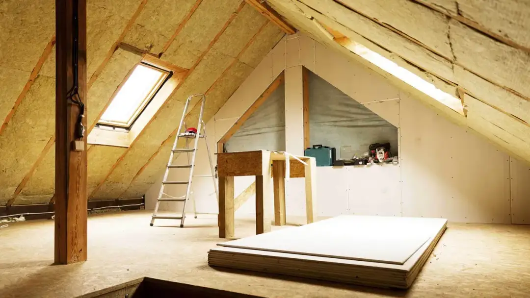 Czy warto ocieplać poddasze nieużytkowe? Poznaj korzyści i skuteczne metody izolacji