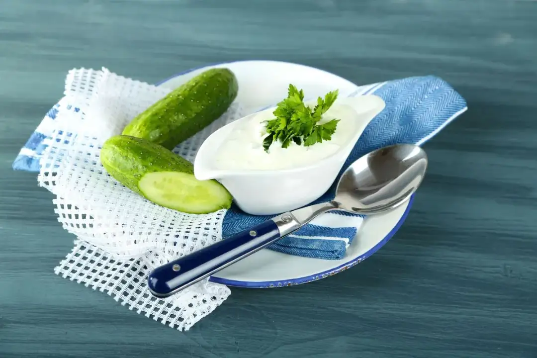 Jakie przyprawy do mizerii? Odkryj sekrety idealnego smaku