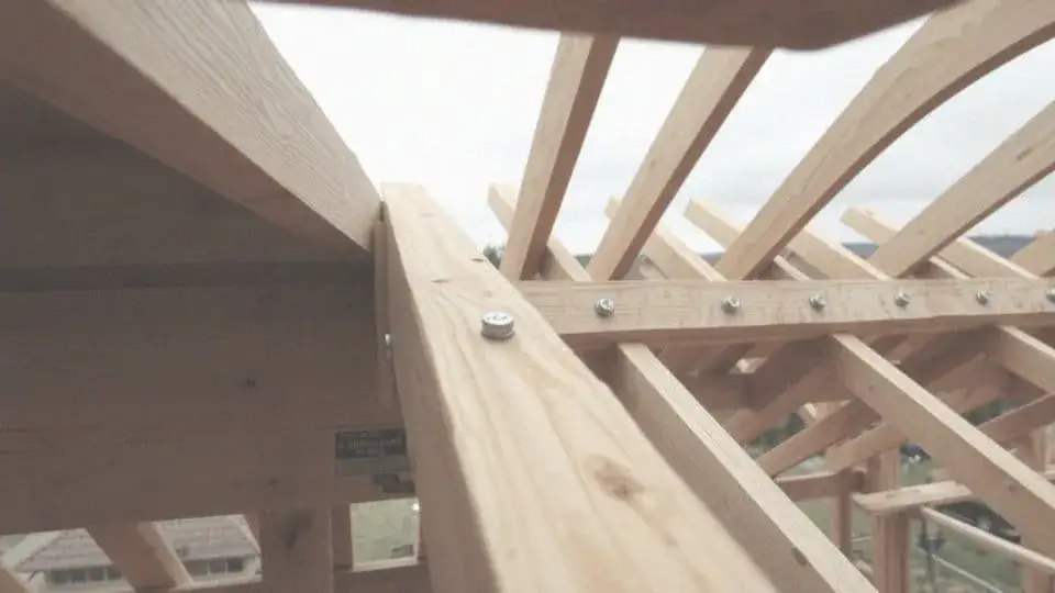 Gwoździe czy wkręty do łat na dach? Porównanie, które wybór lepszy