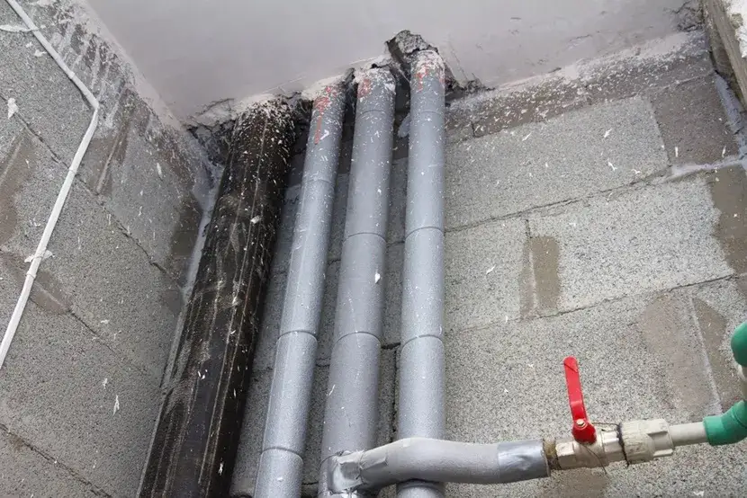 Czym uszczelnic rurę w kominie, aby uniknąć kosztownych napraw?