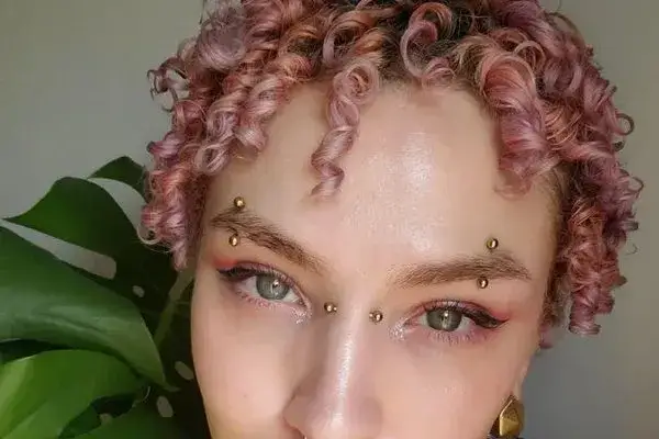 Co oznacza kolczyk w brwi? Symbolika i znaczenie piercingu