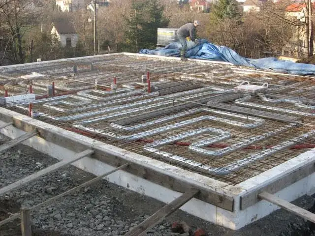 Fundamenty czy płyta: Co wybrać, aby uniknąć zbędnych kosztów?