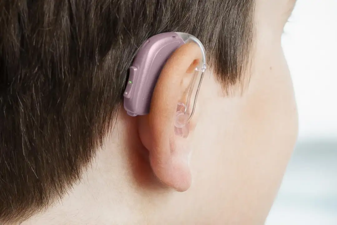 Aparaty słuchowe Oticon czy Phonak - który wybór jest lepszy?