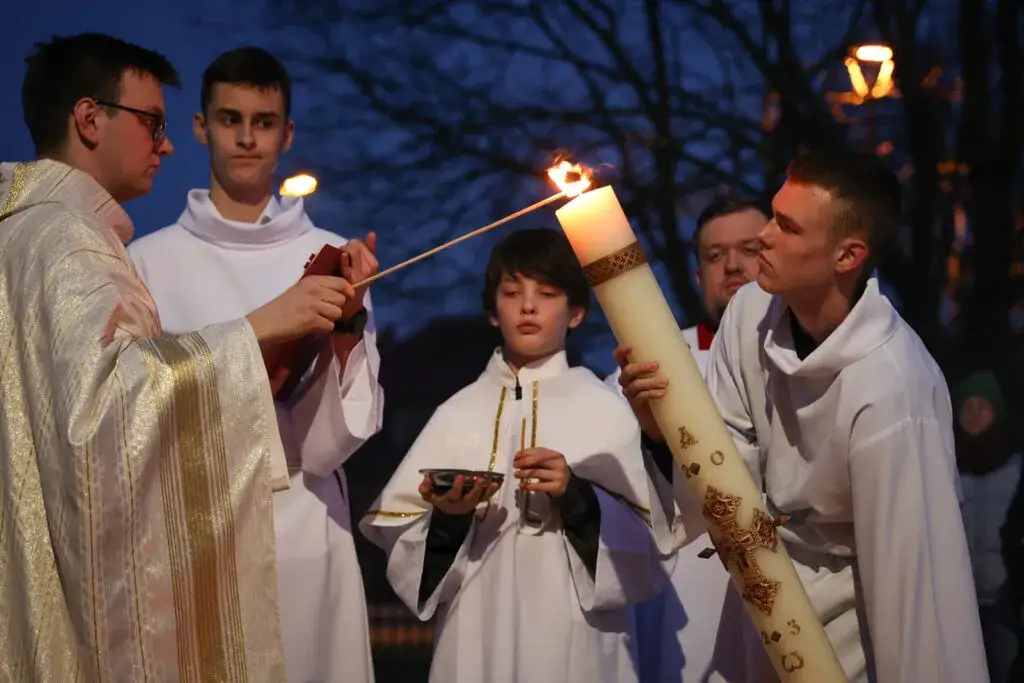 Czy liturgia wigilii paschalnej a msza w niedzielę - co musisz wiedzieć?