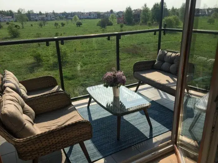 Czym się różni taras od balkonu? Kluczowe różnice i ich znaczenie