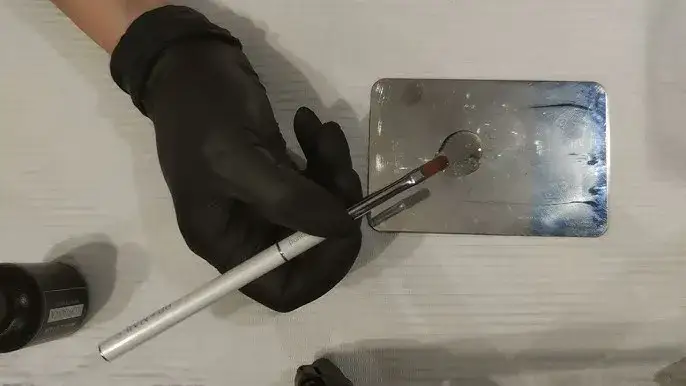 Jak czyścić pędzle po żelu, aby uniknąć ich zniszczenia i brudu