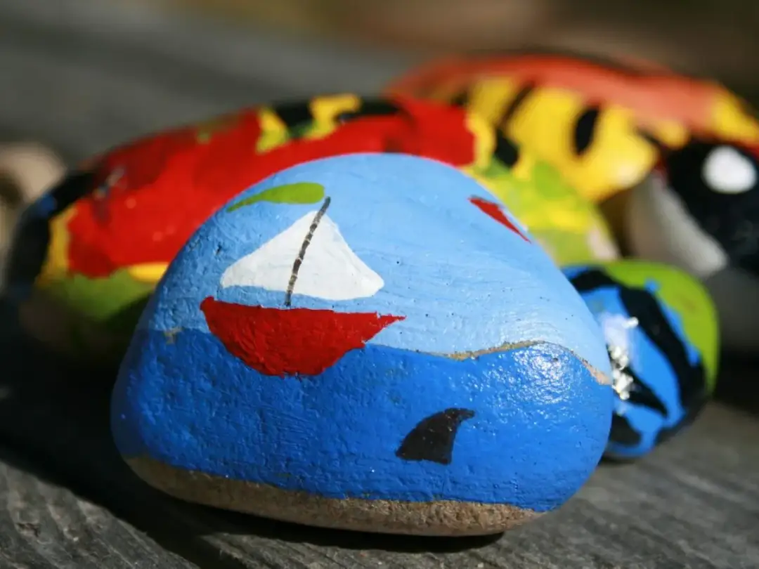 Malowanie kamieni: farby, techniki i jak zabezpieczyć dzieło