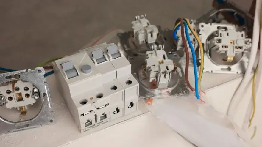 Podłączenie różnicówki z góry czy z dołu – co wybrać dla bezpieczeństwa?