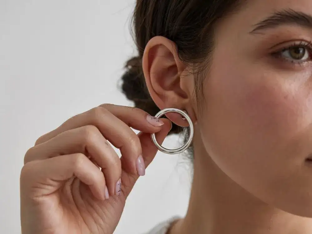 Jak zapiąć kolczyk z kulką - proste kroki, które ułatwią to zadanie