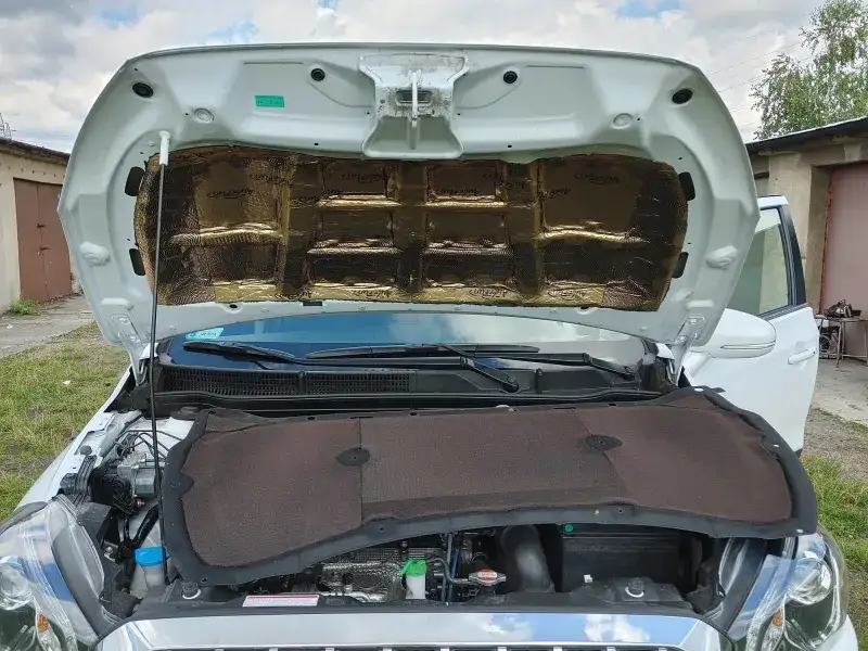 Czy wygłuszenie maski silnika naprawdę poprawia komfort jazdy?