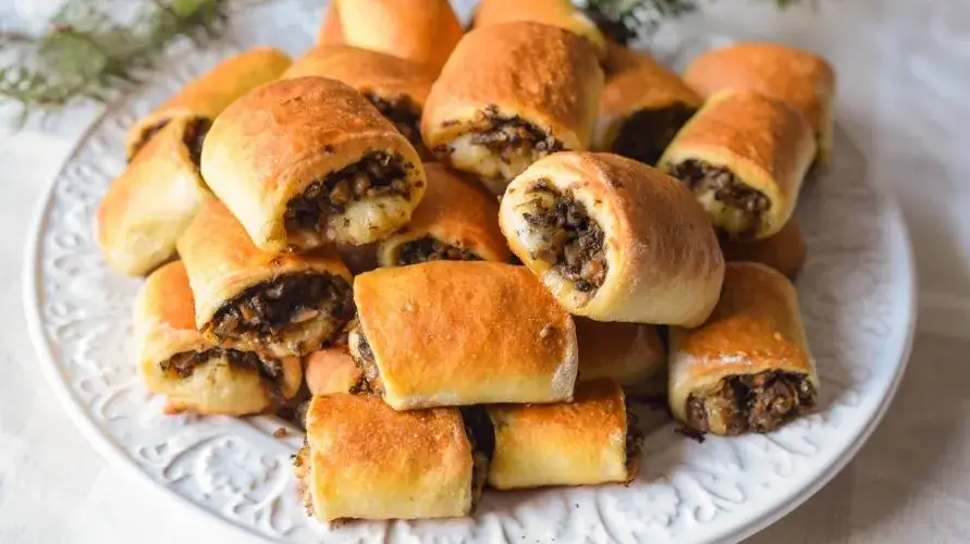 Kruche paszteciki z pieczarkami, serem, natką pietruszki i cebulą