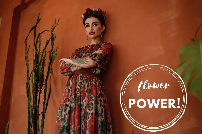 Jakie dodatki do sukni w kwiaty, aby nie przytłoczyć stylizacji?