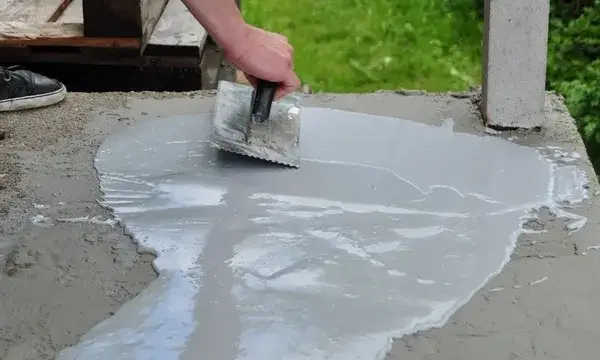 Czym wyrównać beton na zewnątrz, aby uniknąć kosztownych napraw?