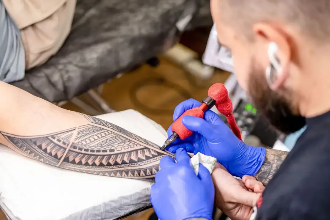 Jak dbać o tatuaż po zrobieniu, aby uniknąć problemów z gojeniem