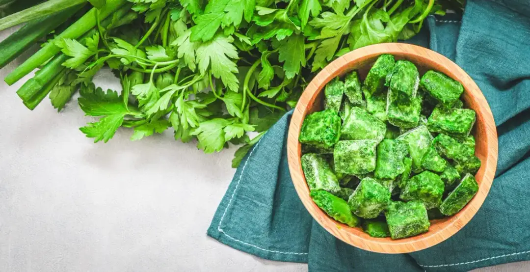 Mrożony szpinak: Jak zrobić, by nie był wodnisty i mdły?