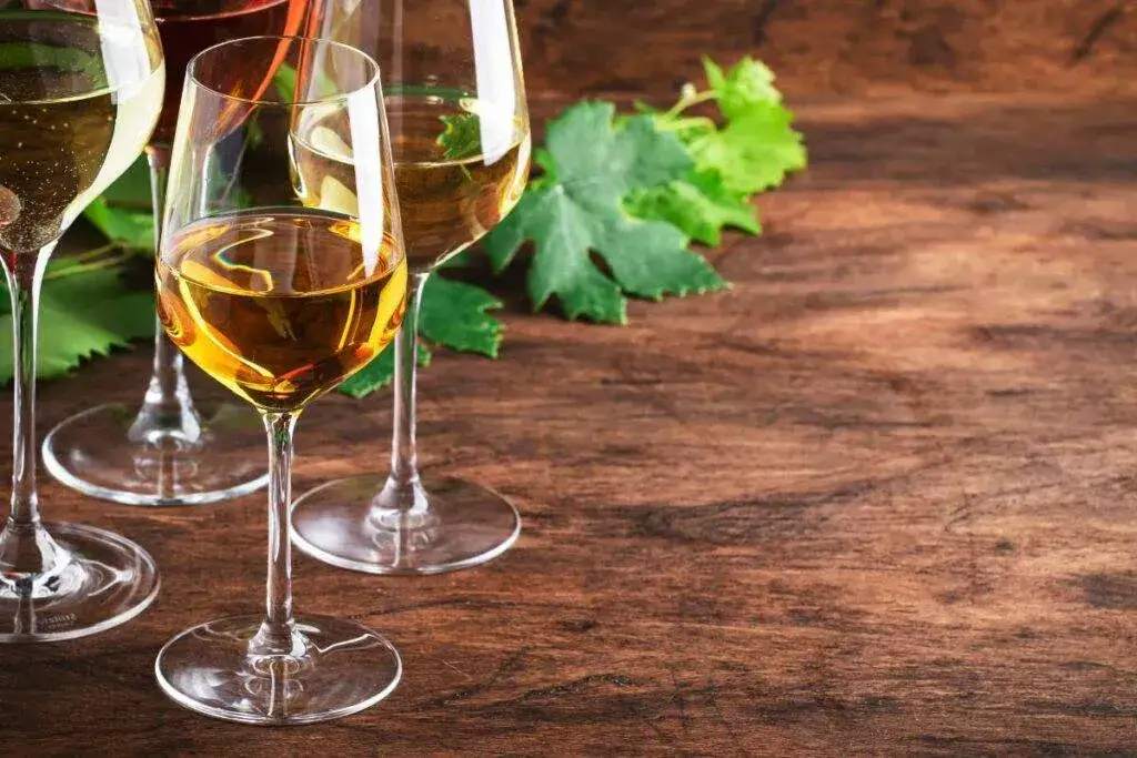 Ile kalorii ma wino? Poznaj kaloryczność każdego rodzaju trunku