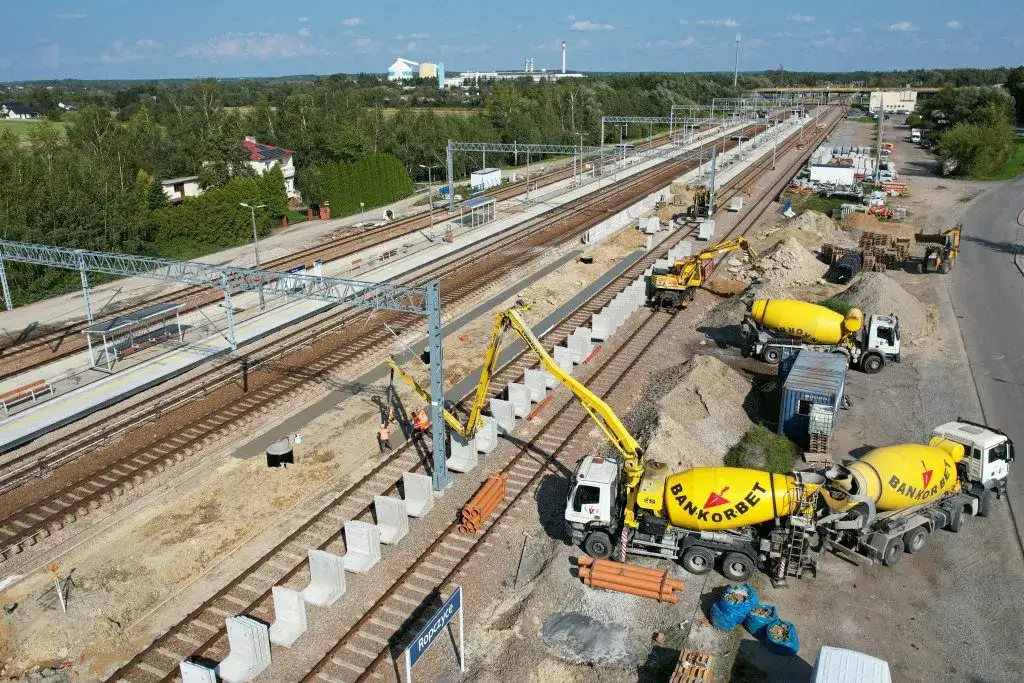 Ropczyce: Gdzie zatrzymuje się pociąg? Stacje i udogodnienia