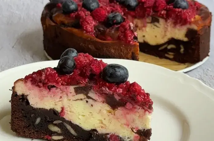 Sernikobrownies z malinami? Jak połączyć takie dwa desery w jeden?