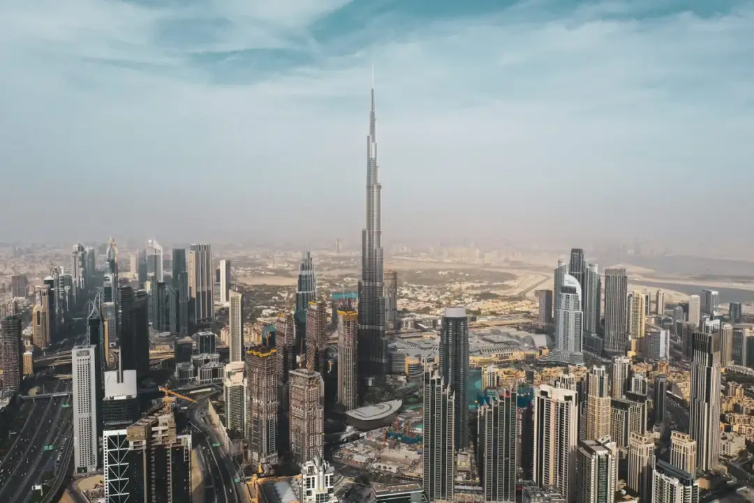 Widok na drapacze chmur w Dubaju, z Burj Khalifa na pierwszym planie. Idealny czas na zwiedzanie to zima, kiedy najlepiej lecieć do Dubaju.